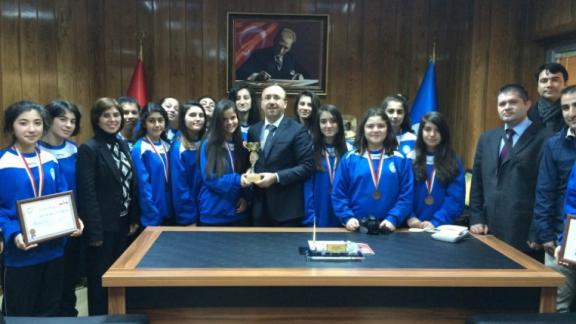 İMKB Mesleki ve Teknik Anadolu Lisesi , KIz Futbol Takımı İlçe Milli Eğitim Müdürümüz Sinan AYDIN´ı Makamında Ziyaret Ettiler.