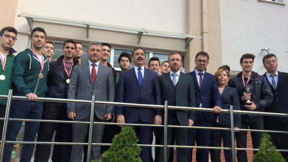 Hafta Başı Bayrak Töreni Hüseyin Avni Sözen Anadolu Lisesi´nde Yapıldı