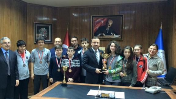 Milli Eğitim Vakfı Ortaokulu Yıldız Kızlar takımı İstanbul dart şampiyonasında il birincisi ve Yıldız Erkekler takımı il ikincisi oldu.