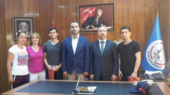 Türkiye Derecesi Alan Öğrencilerimiz İlçe Milli Eğitim Müdürümüz Sinan AYDIN´ı makamında ziyaret ettiler.
