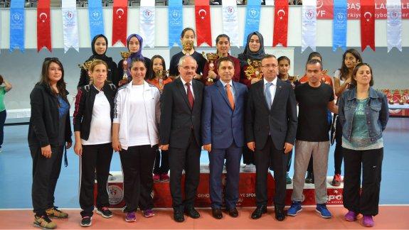 Ömer Halisdemir Sezonu İlçe Şenlikleri Kaymakamlık Kupası ödül töreni Burhan Felek Spor Salonunda Gerçekleştirildi