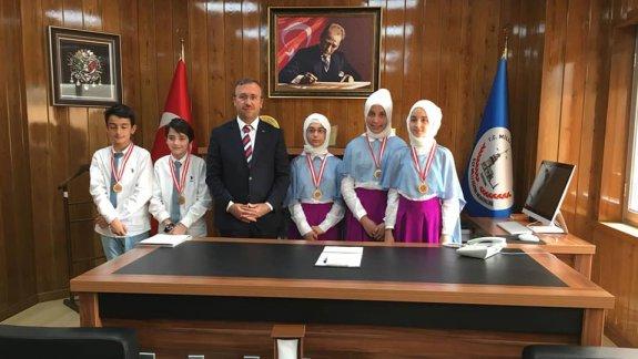 9. Arapça Yarışmasında İlçemiz Okullarından Salacak İmam Hatip Ortaokulu Türkiye Finallerinde 1. Olmuştur.