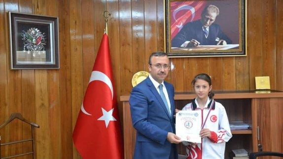 Türkiye ve Balkan Karate Şampiyonu Öğrencimiz Buse KILIÇ İlçe Milli Eğitim Müdürümüz Sinan AYDIN´ı Makamında Ziyaret Etti