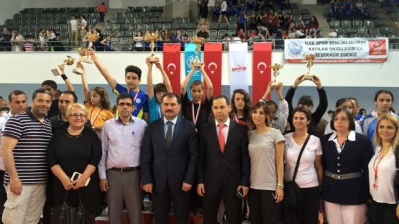 Üsküdar Spor Şenlikleri Kaymakamlık Kupası Müsabakaları Ödül Töreni Yapıldı