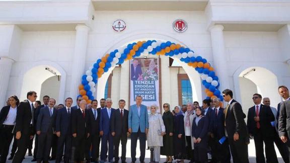 Cumhurbaşkanımız Sn. Recep Tayyip Erdoğan´ın teşrifleriyle Tenzile Erdoğan Kız Anadolu İmam Hatip Lisesi açılış Töreni yapıldı.