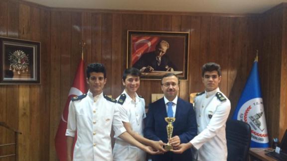 Hacı Rahime Ulusoy Denizcilik Mesleki ve Teknik Anadolu Lisesinin ödüllü öğrencileri İlçe Milli Eğitim Müdürümüzü makamında ziyaret ettiler